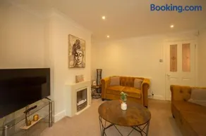Charming 3 Bedroom House Ascot Parking & WiFi - Image 2