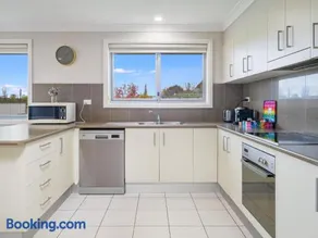 3A Kunama - 4BR House l Central Location l Aircon l WiFi - Image 4