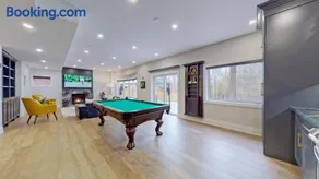 Family Modern walkout Basement wSauna Indoor Fireplace Wifi - Image 5