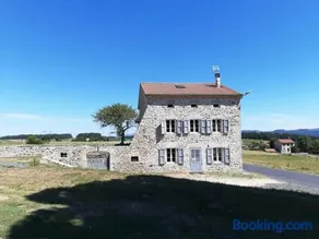 Gîte rustique en famille dans les Gorges de l'Allier, nature et randonnées à proximité - Image 1