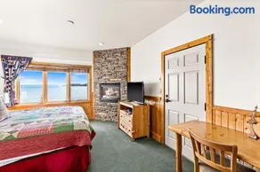 Panoramic Lake Views King Bed Studio, Whirlpool and Hot Tub - Image 3