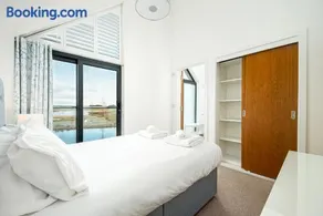 Lakeside property with spa access on a nature reserve Grays Cottage WI24 - Image 2