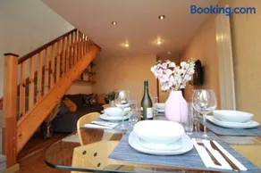 Cheerful Two-Bedroom Residential Home - Image 3