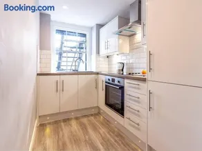 Mandarin Court Boutique City Centre Apartment - Image 5