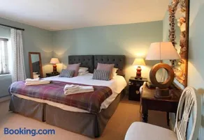 The Crown Hotel - Image 3