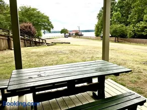 Spacious Triplex Cabin with Lake View & Fishing Pier, Shared Outdoor Deck, Near Zwolle, LA - Image 3