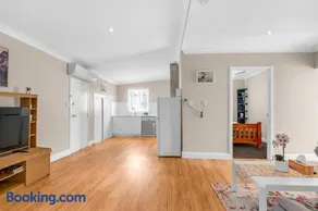 Quaint 2 bedroom fully furnished Cottage - Image 2