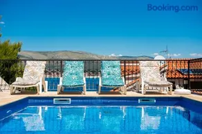 Villa Sunset Apartments - Image 1