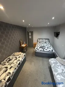 Airport Tavern Accommodation - Image 1