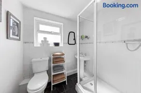 3 bed house in historic Rochester - Image 5