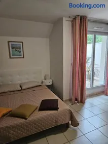 Studio cosy avec terrasse et parking dans résidence au calme avec piscine, à 3 min des thermes et centre ville - Image 2