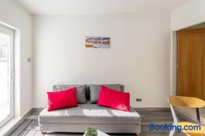 A50 Apartments Stoke - 3 Bedrooms - 3 Baths house - 2 Free Parkings, WiFi - Flexible check-ins - Alton Towers - Image 5
