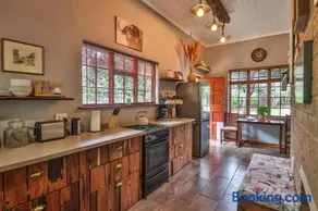 CASTLE COTTAGE Self catering fully equipped homely 120sqm double story king bed cottage in a lush green neighborhood - Image 3
