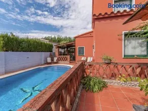 Cozy holiday home with pool in St Pere Pescador - Image 4