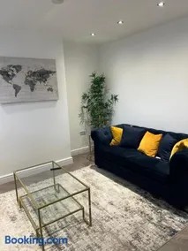 Lux 2 Bedroom Hse, 2 Free Parking, Close to station - Image 2