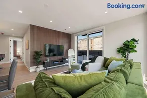 Modern 2BR2BA Condo Free Parking and Balcony - Image 5