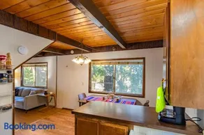 Cozy 2BR Retreat Near Lake Grego with Mountain Views - Image 2