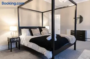 Luxury Boutique 5 bedroom House in Cardiff - Image 1