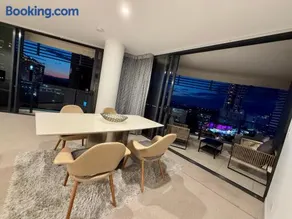 Stunning 2 bed 2 bath 8th floor - GC Getaways - Image 3