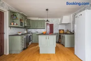 Charming Forest Retreat, 15 Min from Mariefred - Image 3