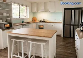 100m to Beach&Shop Spacious Pristine One Story Family Home - Image 1