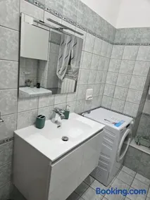 Lady's house - Image 2