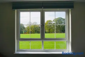 En-suite Double Bedroom with Pentland Hill View - Image 3