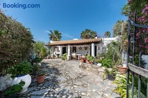 Paradiso Vintage Villa: Traditional 1944 Gem - Image 4