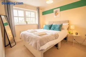 Central location -3 Beds, 2 baths , off-street parking, fast Wifi, sleeps 7 - Image 3