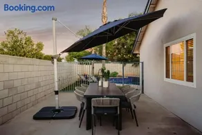 Sunlit Oasis with Heated Pool and Jacuzzi 20 minutes to Disneyland - Image 5
