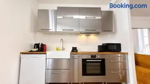 Invalides Stylish 2 Bedroom Apartment with Netflix - Image 3