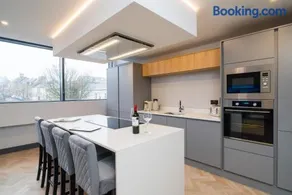 Luxe Apartments, The Moorwell, Secure Parking, - 10mins Cardiff City Ctr - Image 3