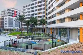 Staycation Vibes Resort-Style 2BR Pool & Gym - Image 4