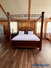Romantic Luxury Cabin with Jacuzzi Whirlpool & Pond View Near Zwolle, Louisiana - Image 3