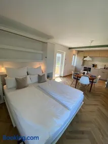 Seenland-Studio I 75 qm I Boxspringbett I Garten I Luxus-Bad - Image 4