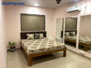 Sunny 2 Bedroom Villa with a Big Garden and Pool - Image 1