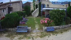 Gîte de caractère au pied du Mont Ventoux avec piscine couverte - Image 1