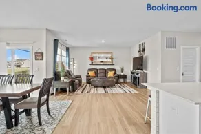 Modern, newer home, King bed, near Indianapolis - Image 1