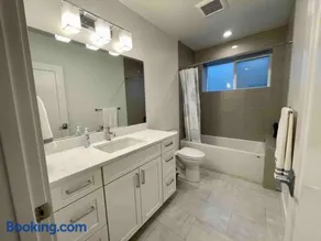 Gorgeous 1 BR Suite in a New House Free Parking - Image 2