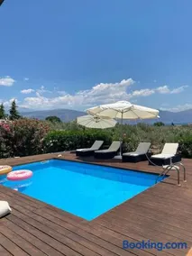 Georges Villa Galaxidi, family, pool and garden - Image 4