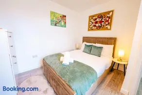 Trendy New Cosy 1BR Near Lively City Road Strip - Image 1