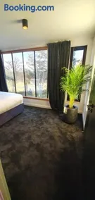 Contemporary Dublin Suite with hot tub-10 min drive to Dublin Airport - Image 4