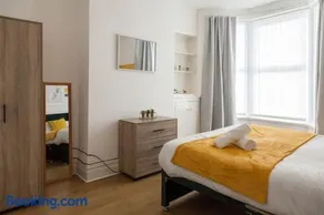 Premium 5BR Retreat - 8 Beds - Save 28 Percent Monthly - Image 3