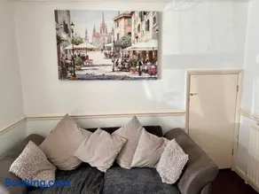 Bull Double bed in shared house - Image 2