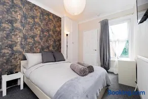 Shirley House 5, Guest House, Self Catering, Self Check in with smart locks, use of Fully Equipped Kitchen, close to City Centre, Ideal for Longer Stays and Fawley contractors - Image 3