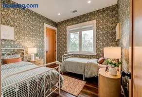 Luxury Seattle Retreat with Views and Bonus Suite - Image 4