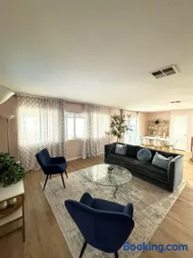 Beautiful 5 bed 3 bath home with AC and Wifi - Image 3