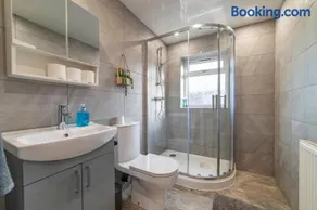 Beautiful Three Bedroom House - Manchester Escape - Image 5