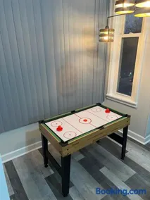 Stylish 3Bedroom Aparment w Games & Free Parking - Image 3