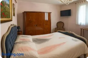 Le Cannet, chambre double à l'étage privatif, d'une maison avec piscine - Image 3